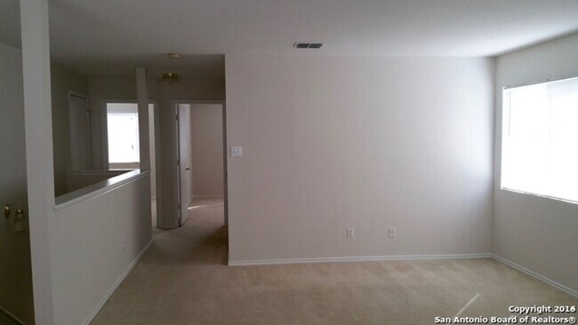 Building Photo - 3 Bedroom/2.5 Bath Bluffs of Lookout Canyon Subdivision