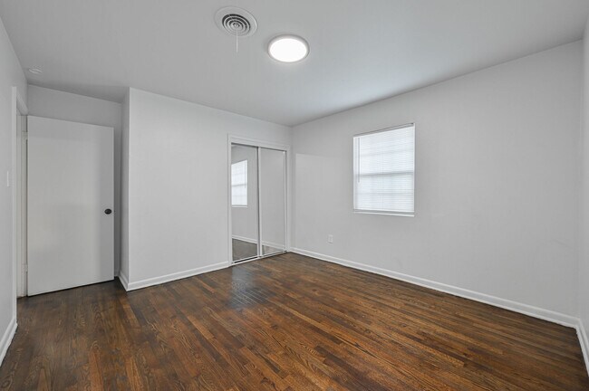 Building Photo - 3501 Sycamore Dr