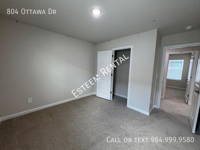 Building Photo - 804 Ottawa Dr