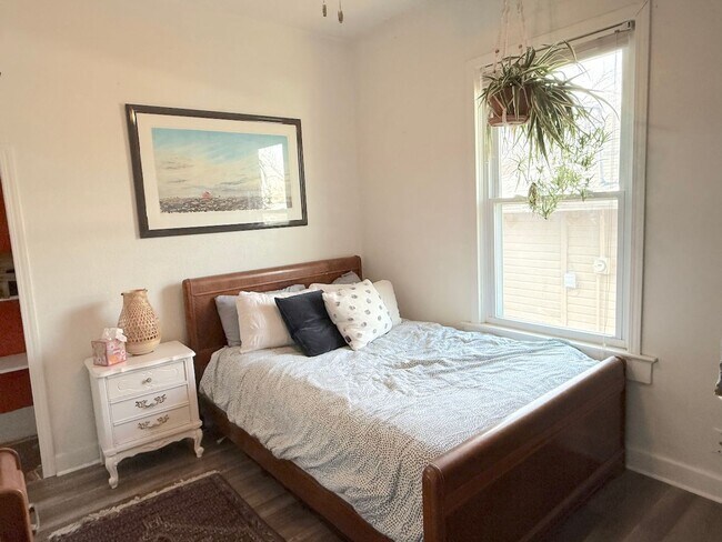 Building Photo - Cute WyCo Bungalow