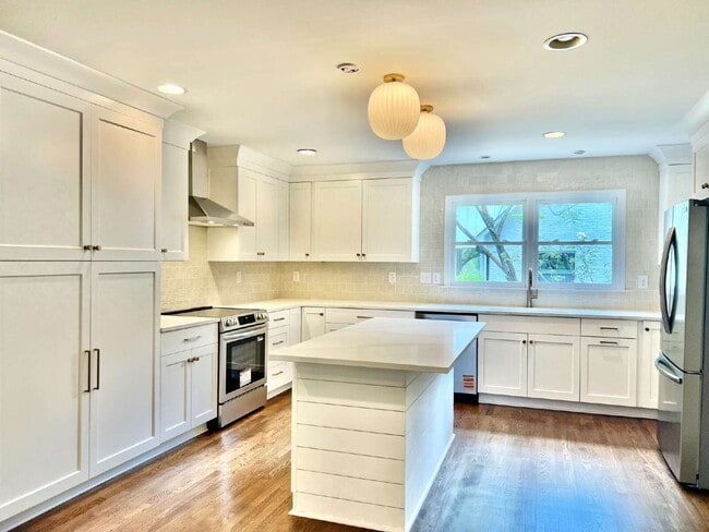 Building Photo - LUXURIOUS LANSDOWNE RETREAT!