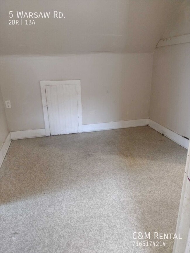 Building Photo - 2 Bedroom Upper Apartment with potential f...