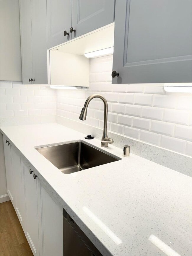 Building Photo - 418 Roosevelt Ave