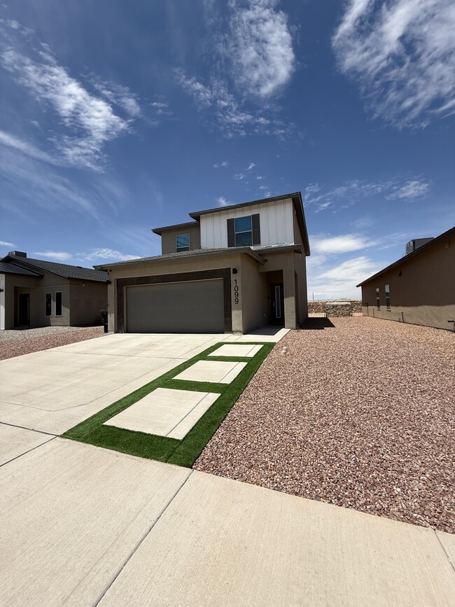 Building Photo - 1099 Sky River St