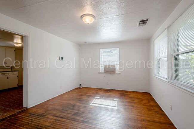 Building Photo - 2 Bedroom/1 Bath Home - $1395 per month!