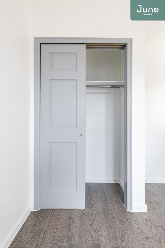 Building Photo - Queen room in 4-bed/2.0-bath Home