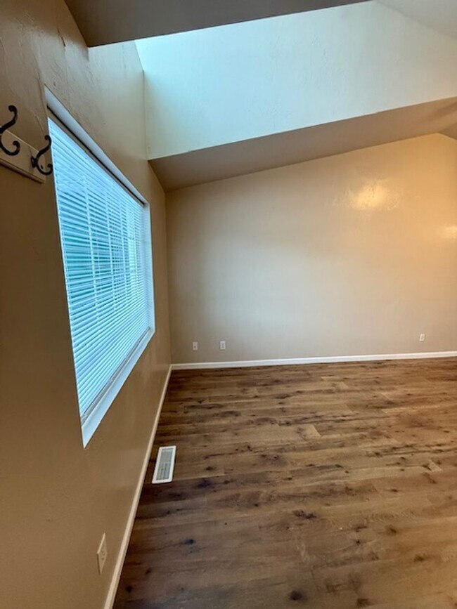 Building Photo - 3 Bedroom, 2 Bathroom 4-Plex