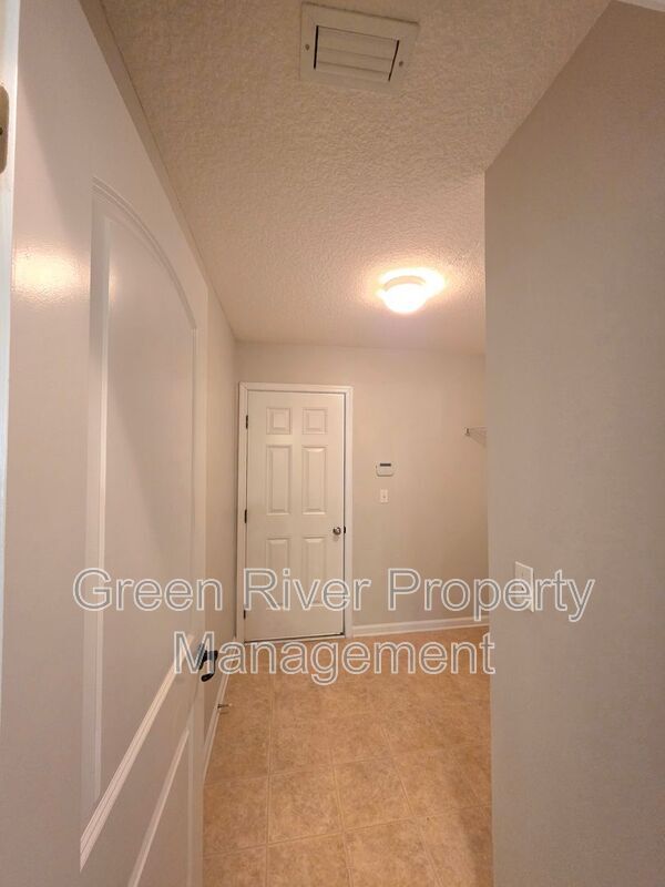 Building Photo - 824 Songbird Dr