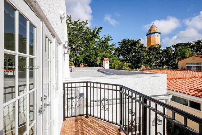 Building Photo - 1916 Ferdinand St