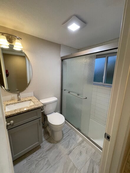 Lower bath - 33 Minden Cir