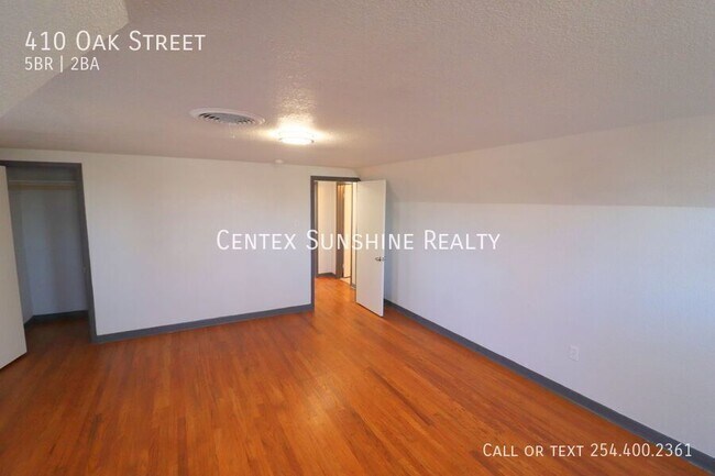 Building Photo - 410 Oak St