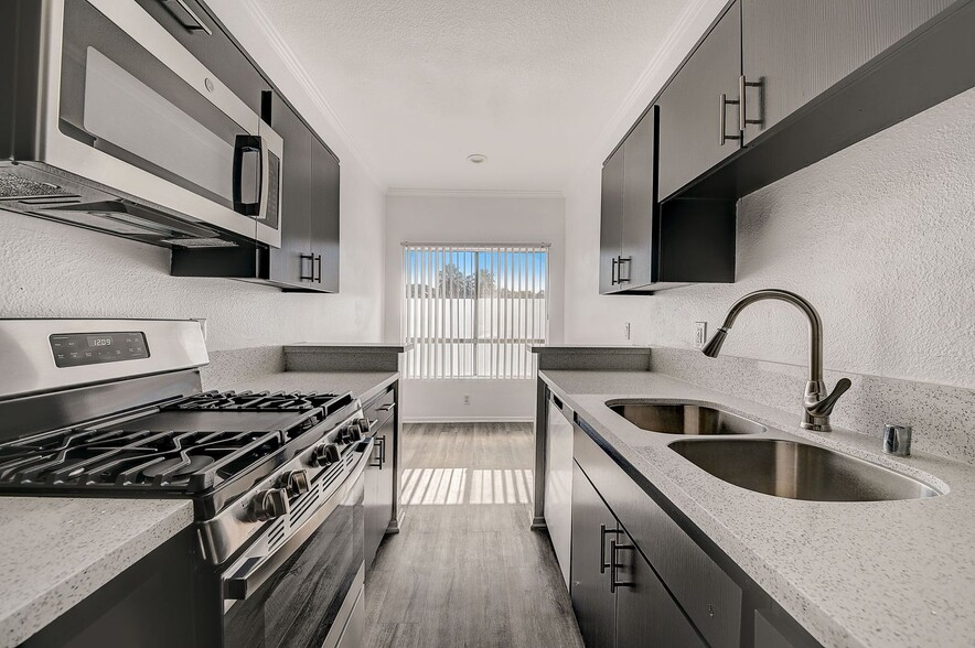 Interior Photo - 14900 Moorpark Street