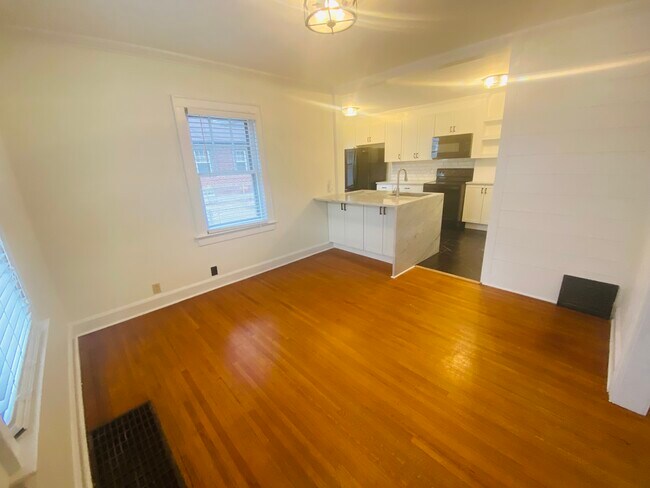 Building Photo - 930 E 56th St