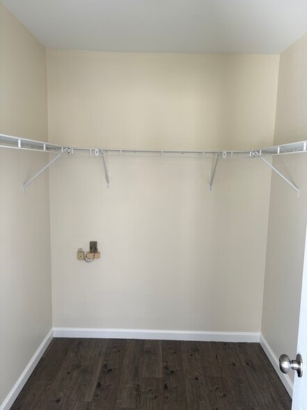 Building Photo - 706 The Woods