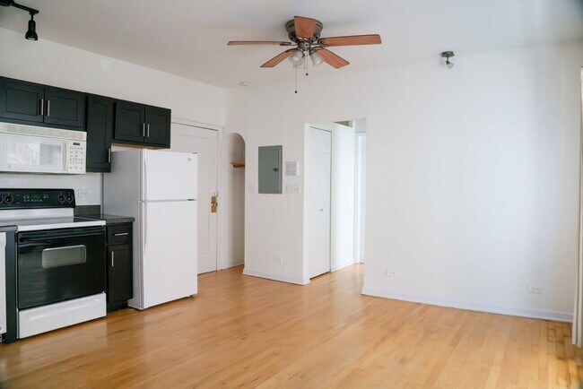 Building Photo - Uptown / Buena Park - 1 Bed / 1 Bath - Out...