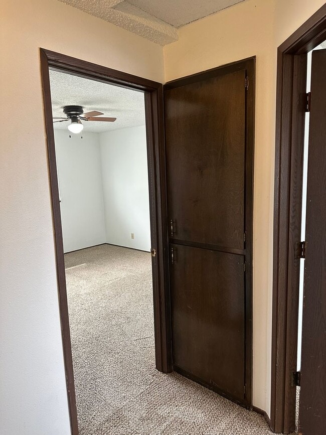Building Photo - 2 bedroom 1.5 bath duplex in Springfield!