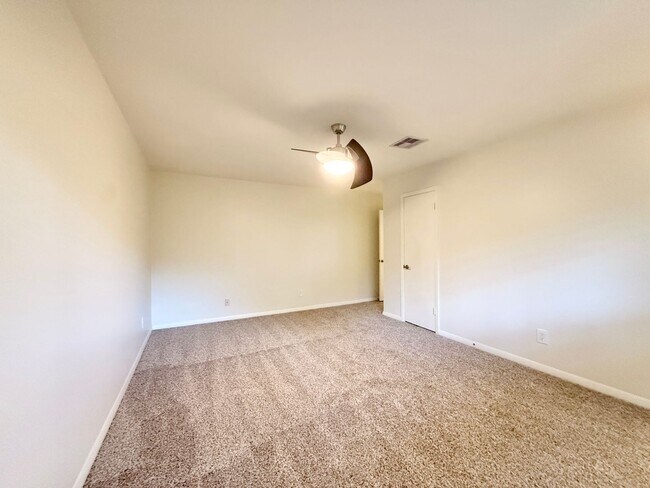 Building Photo - Elegant 3/2/2 home in Maplewood near Meyer...