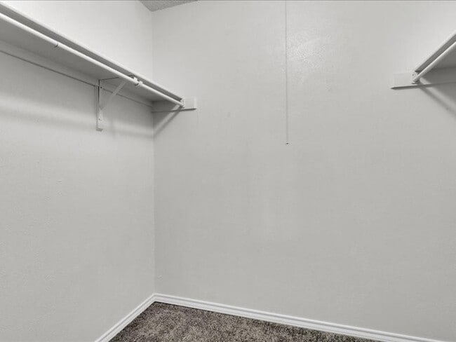 Building Photo - 1005 Vedral Pl
