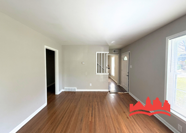 Building Photo - Welcome to this spacious 5-bedroom house