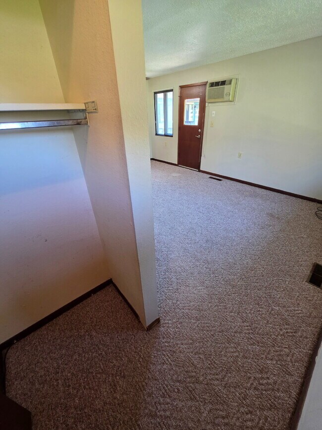 Building Photo - *WINTER MOVE-IN SPECIAL* 1 Bedroom | 1 Bat...