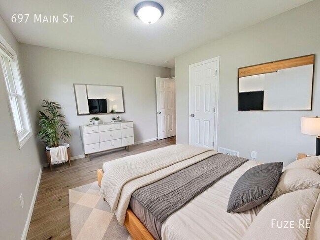 Building Photo - 697 Main St