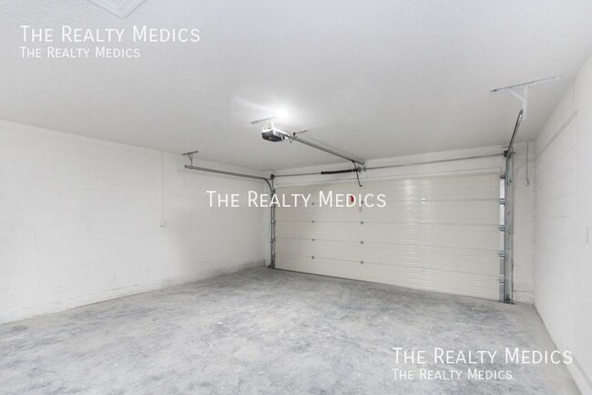 Building Photo - 1399 Medina Ave NW