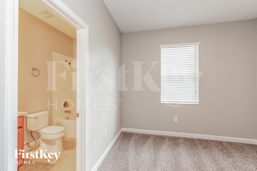 Building Photo - 20241 Merry Oak Ave
