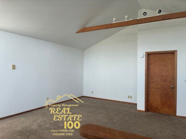 Building Photo - 928 SW Bay View Ln