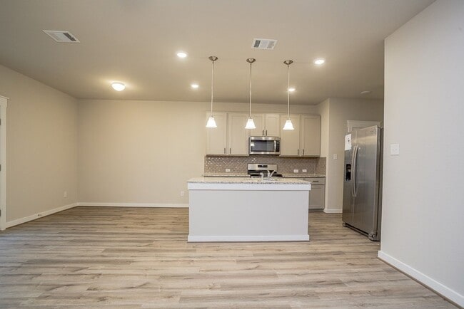 Building Photo - Welcoming 3BD/2.5BA Rental with Walk-In Cl...