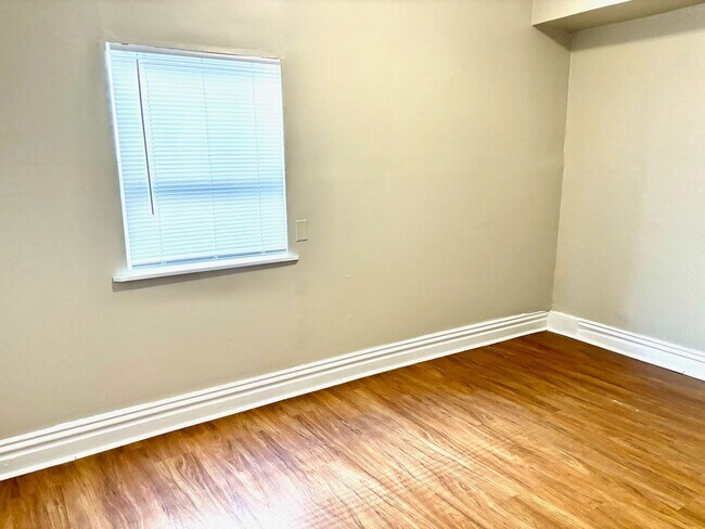 Building Photo - Spacious 4 bedroom in Portland- Section 8 ...