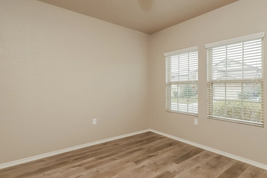 Building Photo - 5930 Bridle Bnd