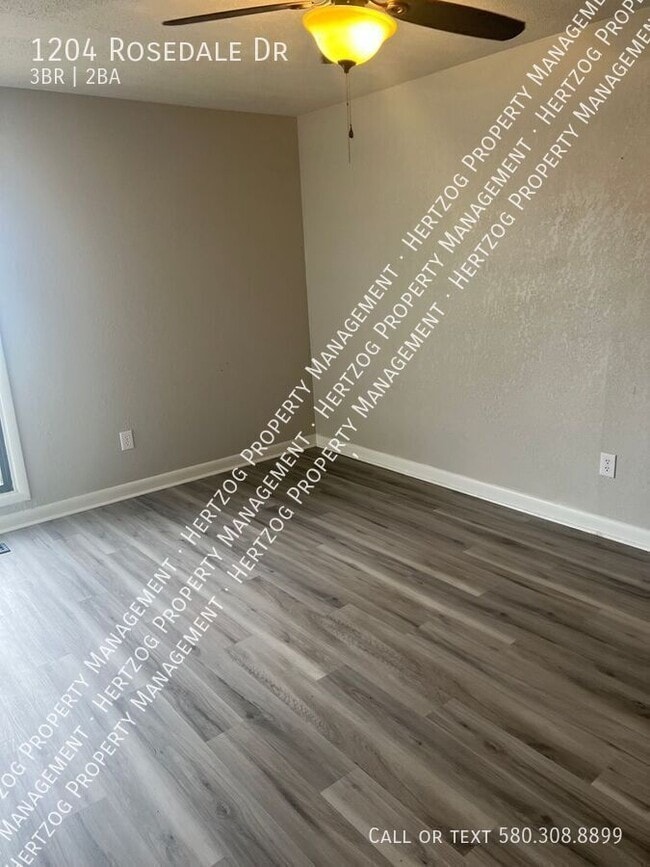 Building Photo - 1204 Rosedale Dr