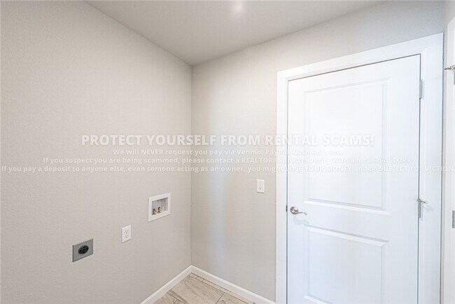 Building Photo - 4476 W Newton Ave