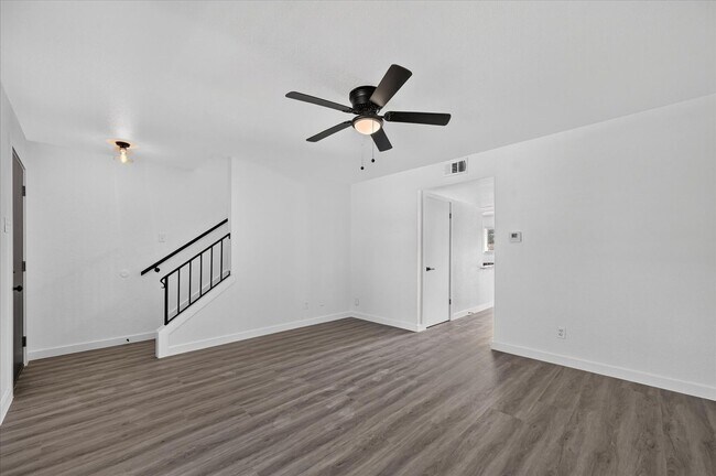 Building Photo - 620 Royal Crest Dr