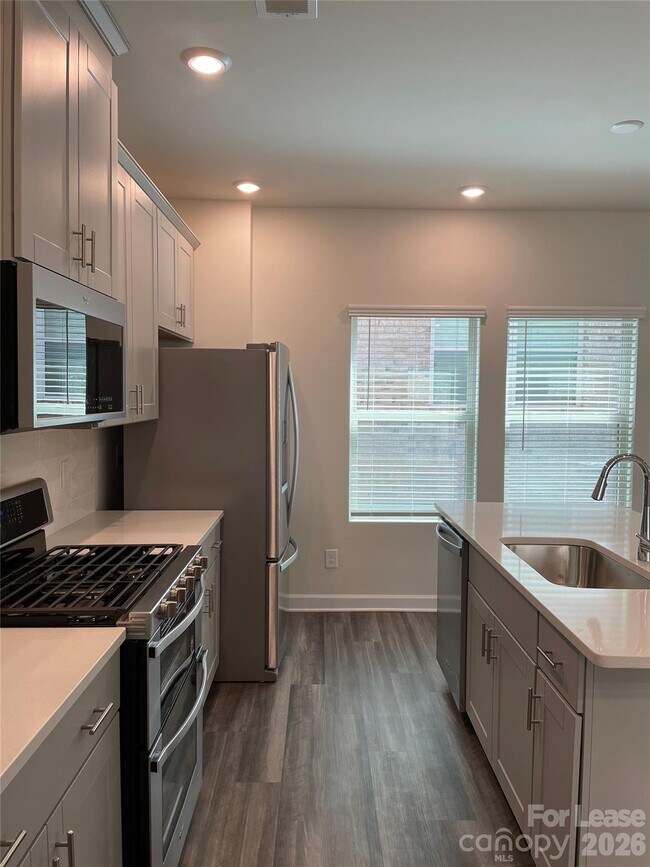 Building Photo - 3216 Lisburn St