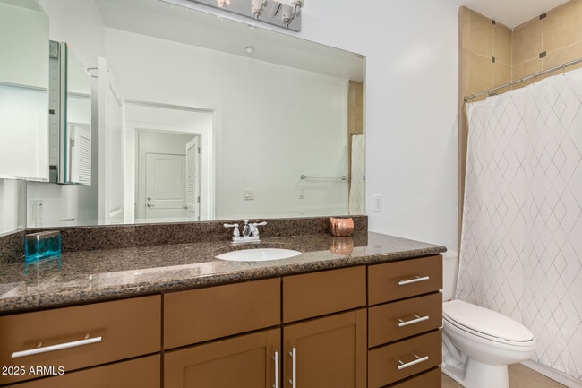 Building Photo - 945 E Playa Del Norte Dr