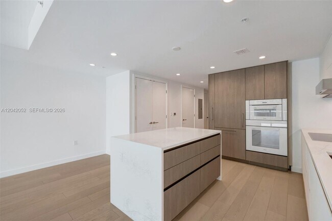 Building Photo - 9221 E Bay Harbor Dr