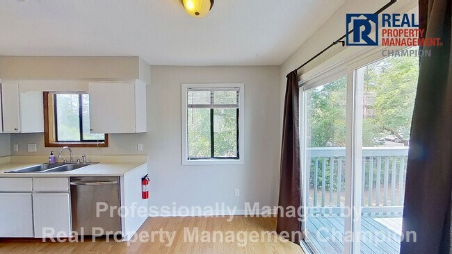 Building Photo - 2 BD/2 BA Upper Unit Condo with Spacious a...