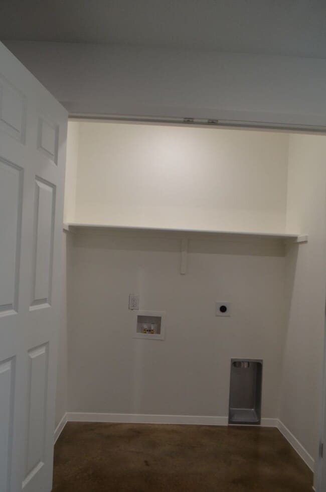 Building Photo - 983 Cline Dr