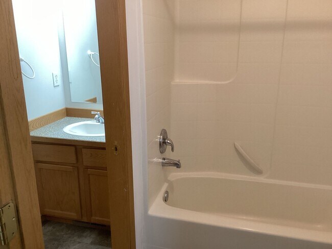Building Photo - 1102 S Aspen Pl