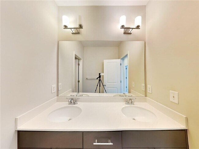 Building Photo - 895 Proctor Ranch Dr