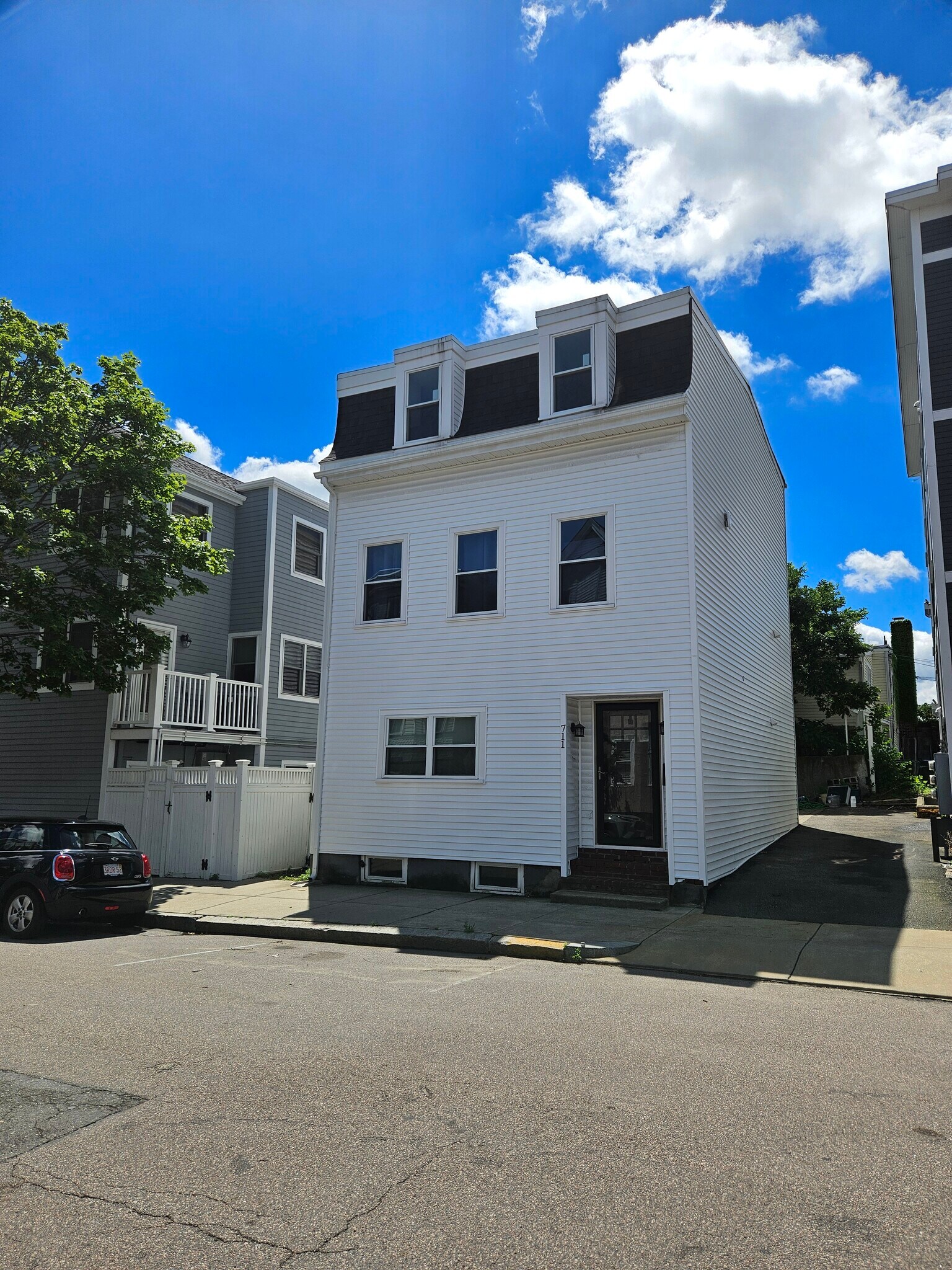 Building Photo - 711 E 7th St