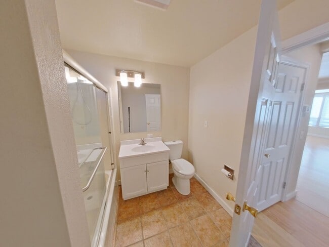 Building Photo - Updated 3Bed/2Bath Home - HUGE Backyard!