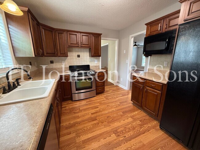 Building Photo - Spacious 3 Bedroom Home with Primary Suite on Main Level in Camden Forest