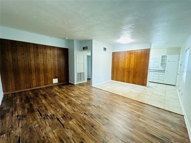 Building Photo - 6033 Balboa Dr