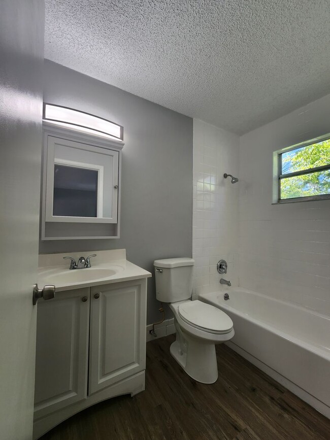 Building Photo - ** UNDER NEW MANAGEMENT **  1 Bedroom / 1 ...