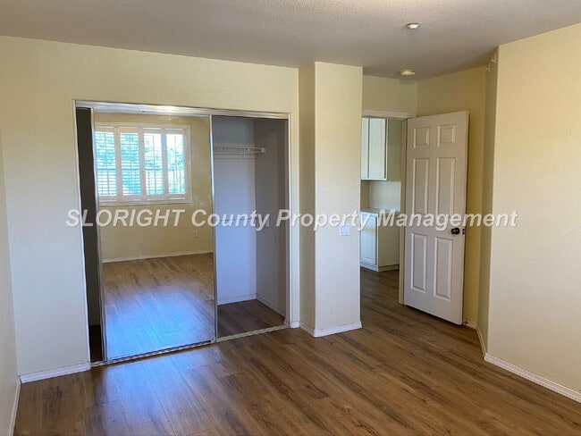 Building Photo - AVAILABLE AUGUST - Beautiful Large 2 Story Home - 5 Bedroom / 3 Bathroom