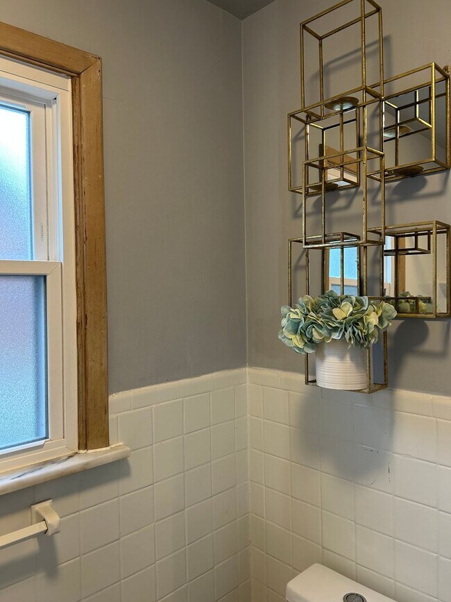 Building Photo - Brick Ranch for Rent in Mayfield HTS walking distance to Golden Gate Plaza