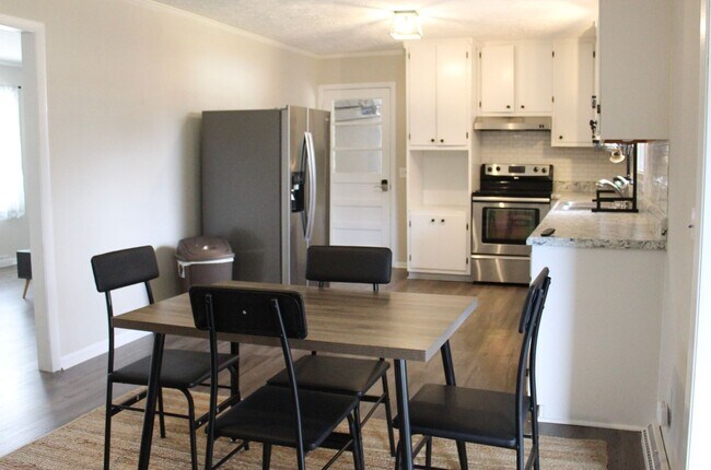 Building Photo - Bright and Spacious 3 Bedroom Furnished Rental