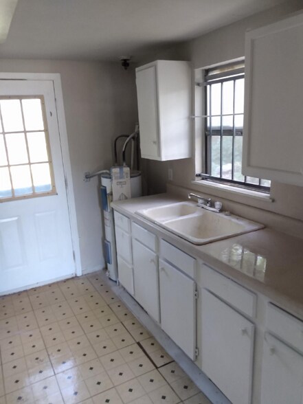 Building Photo - 718 Zinn Dr